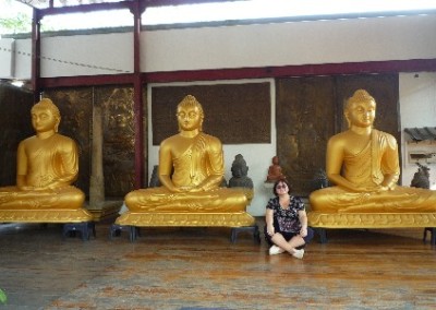 Golden buddhas cross legged Sri Lanka