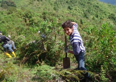 Digging spring break community volunteering Ecuador