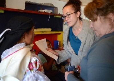 Volunteer and local woman medical intenrship Ecuador