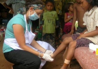 Volunteer treating patient Healthcare Nutrition Dentistry in Cambodia