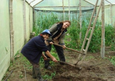 Volunteers digging spring break community volunteering Ecuador