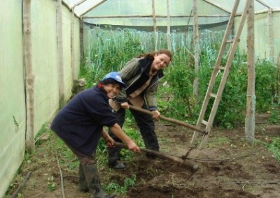 Volunteers working hard family ecotourism Ecuador