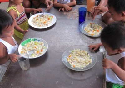 Children eating Improve Nutritional Standards in the Philippines