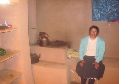 Peruvian woman in her kicthen healthy kitchens Peru