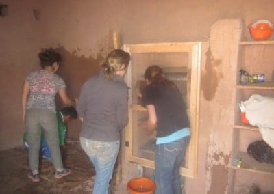 Volunteers decorating healthy kitchens Peru