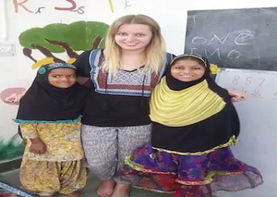 Volunteering for 16 and 17 Year Olds In India vol with girls